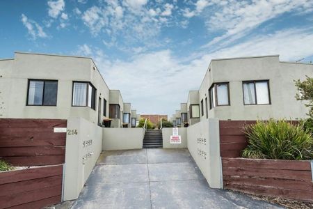 MORDIALLOC BAYSIDE & VILLAGE LIFESTYLE! - Photo 4