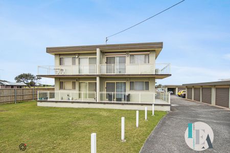 Beach at your back door! - Photo 3