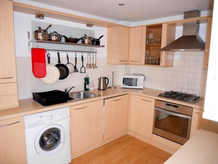 3 bedroom flat to rent - Photo 5