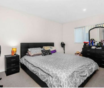 Family-Friendly 4 Bedroom, 2 Bathroom Home - Photo 2