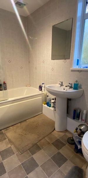 Lauradale, Bracknell Lauradale, Bracknell - Photo 1