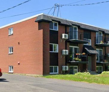 2 CH - 1 SDB - Sainte-Julie - $1,600 /mo - Photo 1