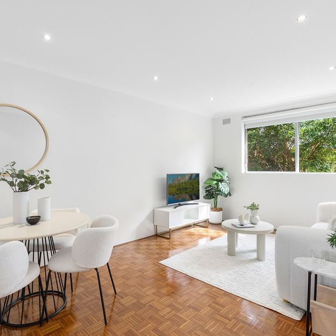 Tastefully Renovated, Centrally Situated, Breathtakingly Ambient, Sun-Kissed And Private Executive Style One Bedroom Oasis, Moments To The Village - Photo 1