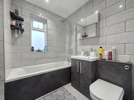 3 bedroom semi-detached house to rent - Photo 5