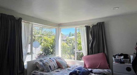 Delightful 3 Bedroom Home - Photo 2