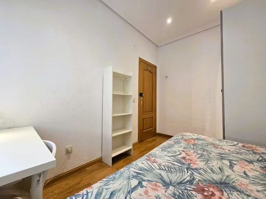 Calle de la Reina, Madrid, Community of Madrid 28004 - Photo 1