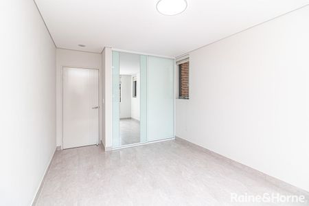 Immaculate 2 Bedroom Apartment in Guildford - Photo 4