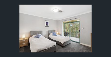 Fully furnished newly renovated townhouse adjacent to golf course available immediately for medium and long term stays - Photo 5