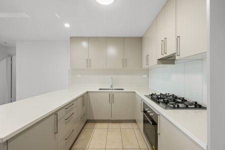 Level 1, Prime location, Minutes Walk To Station And Shopping Centre!! - Photo 2