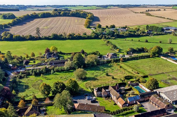 A superb opportunity to rent this excellent country house. Nestled in the Lambourn Valley; one of the largest centres of racehorse training in England. Long and short term options available. - Photo 1