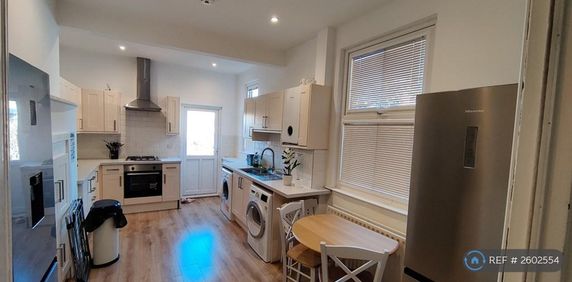 1 bedroom in a house share to rent - Photo 2