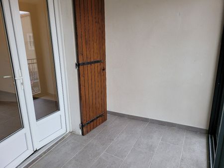 SAINT SATURNIN LES AVIGNON - APPARTEMENT DE 36 M² AVEC TERRASSE (au 1er étage) EN DUPLEX A LOUER - Photo 3