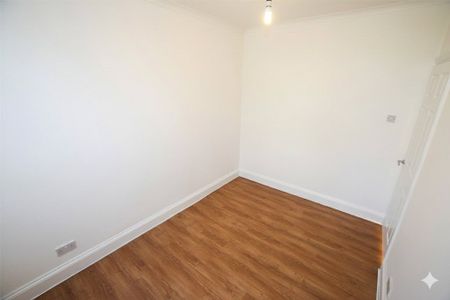 Hainault Road, Romford, RM5 - Photo 4