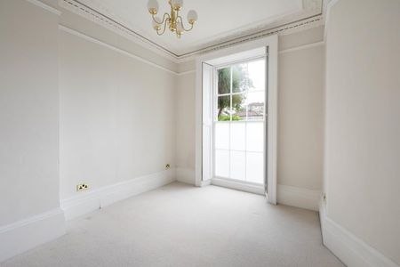 1 Bed Flat - Photo 2