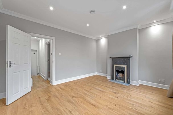 Two-bedroom split-level flat, well located on Camac Road, Twickenham. - Photo 1