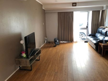 Sunny 3-Bedroom Home - Photo 3