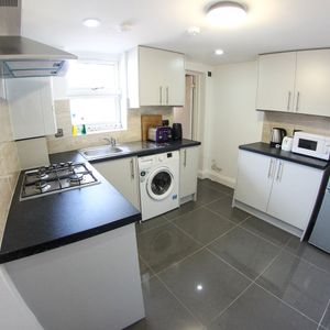 Room in a Shared House, Fourth Avenue, E12 - Photo 2