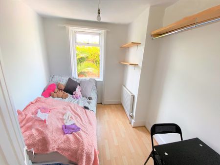 6 Bed Terraced House, White Street, BN2 - Photo 3