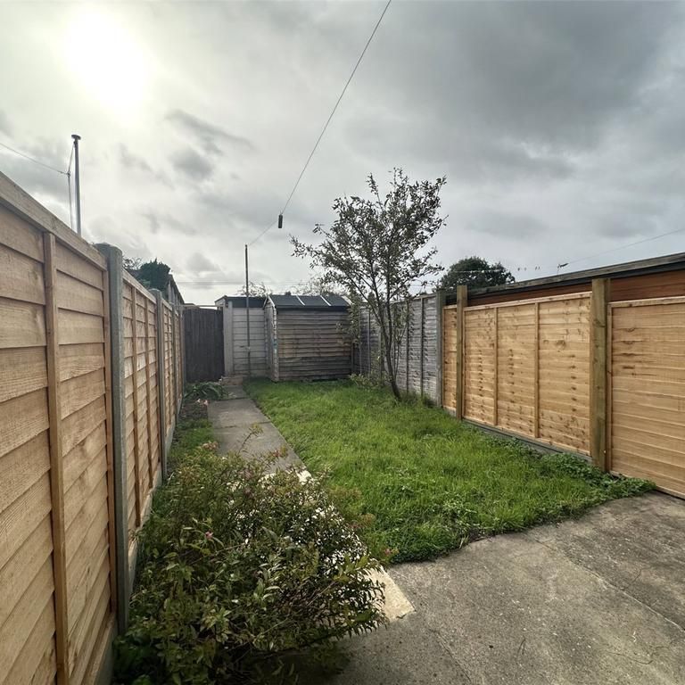 3 bedroom terraced house to rent - Photo 1