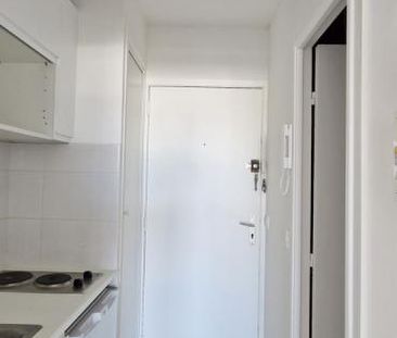 Studio rénové 24.15 m², kitchenette équipée, avec balcon. - Photo 3