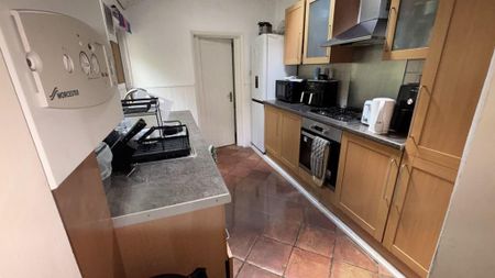 3 bedroom ground floor flat to rent - Photo 5