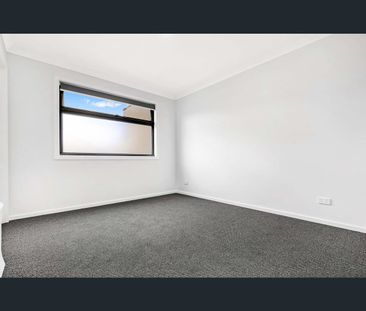 8/17 Welsummer Drive, Clyde North, Vic 3978 - Photo 5