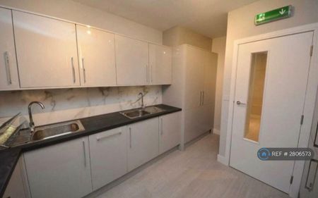 1 bedroom in a house share to rent - Photo 3