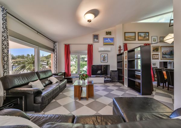 FOR RENT VILLA MORAIRA with 4 bedrooms for LONG TERM NEAR THE BEACH AND THE CITY