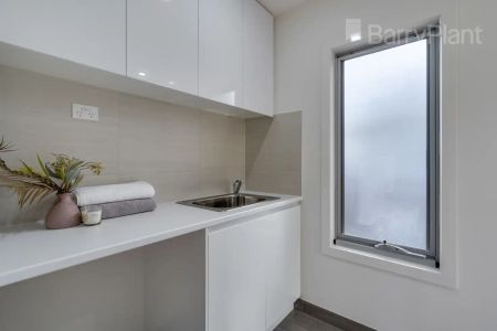 “Low maintenance living with Coburg Lake views.” - Photo 5