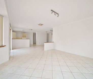 LARGE FAMILY HOME! - Photo 4