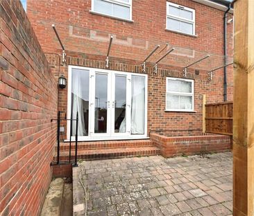 Armstrong Road, Englefield Green, Egham, Surrey, TW20 0RW - Photo 4