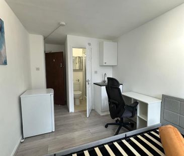 4 bedroom flat share to rent - Photo 3