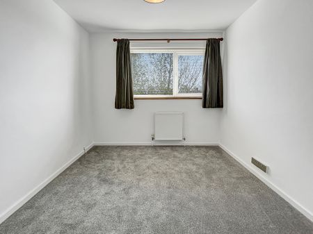 A well presented and spacious 3 bedroom terraced home, with garage, conservatory and enclosed garden in an excellent location within the popular village of Fulbourn. - Photo 3