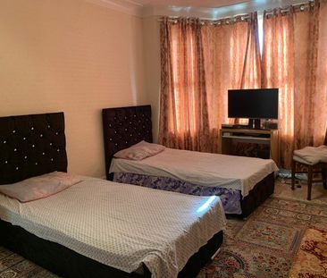 5 Bed Terraced House, Gordon Road, IG1 - Photo 4