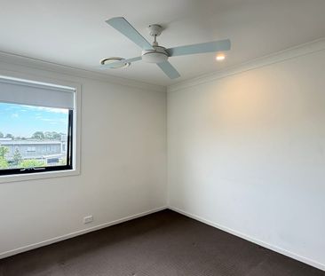 Large & Modern three bedroom Family Home! - Photo 4