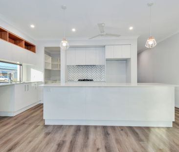 IMMACULATE MODERN HOME IN ONE OF ZUCCOLI'S MOST DESIRABLE POCKETS! - Photo 5