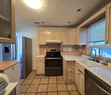 For Lease - 68 Monkton Avenue, Toronto, Ontario - Photo 6