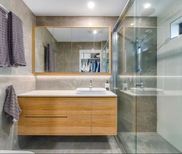 Spacious Ground-Floor Apartment with Private Courtyard - Photo 3