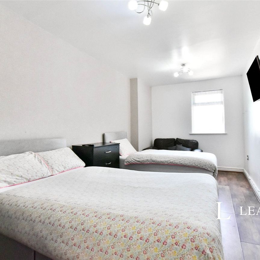 3 bedroom apartment to rent Wilmslow Road, Manchester, M14 - Photo 1