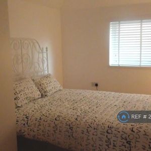 1 bedroom in a house share to rent - Photo 2