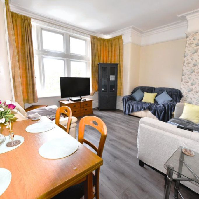 3 bedroom Flat in Wood Lane, Leeds - Photo 1