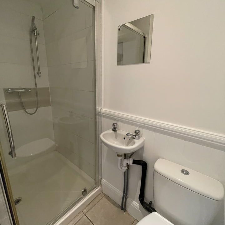 Room in a Shared House, High Road, NW10 - Photo 1