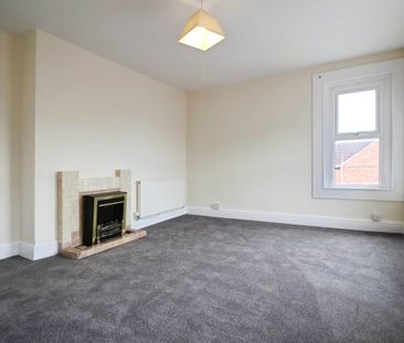 First Floor Flat, 48 Eastcott Hill, Swindon, SN1 - Photo 2