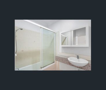 Well Located Apartment Close to Wynnum Waterfront - Photo 4