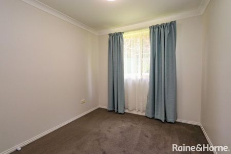 THREE BEDROOM UNIT - Close to town Available 15.12.2025 - Photo 4