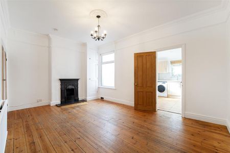 4 bedroom end of terrace house to rent - Photo 3