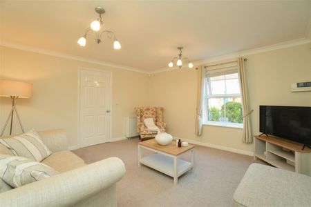 2 bedroom Flat To Let - Photo 2
