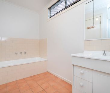 Low Maintenance Three Bedroom Townhouse! - Photo 2