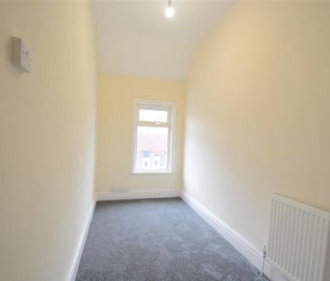 3 bedroom end of terrace house to rent - Photo 4