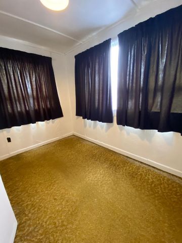 DRURY, 5 BEDROOMS - Photo 4